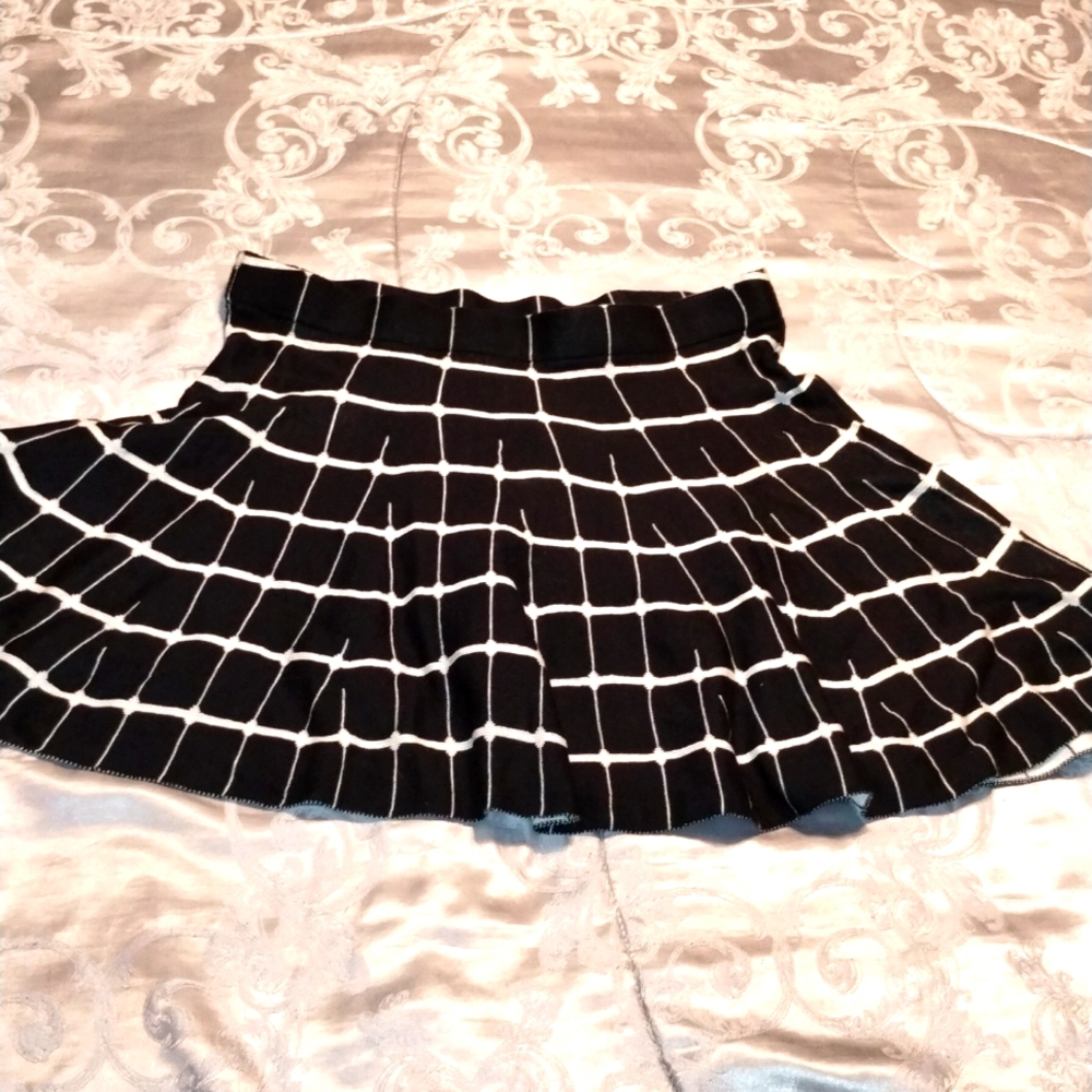 Candie’s Black & White Frilly Mini Skirt Womens Siz -Large New w/Tags 🔥🔥